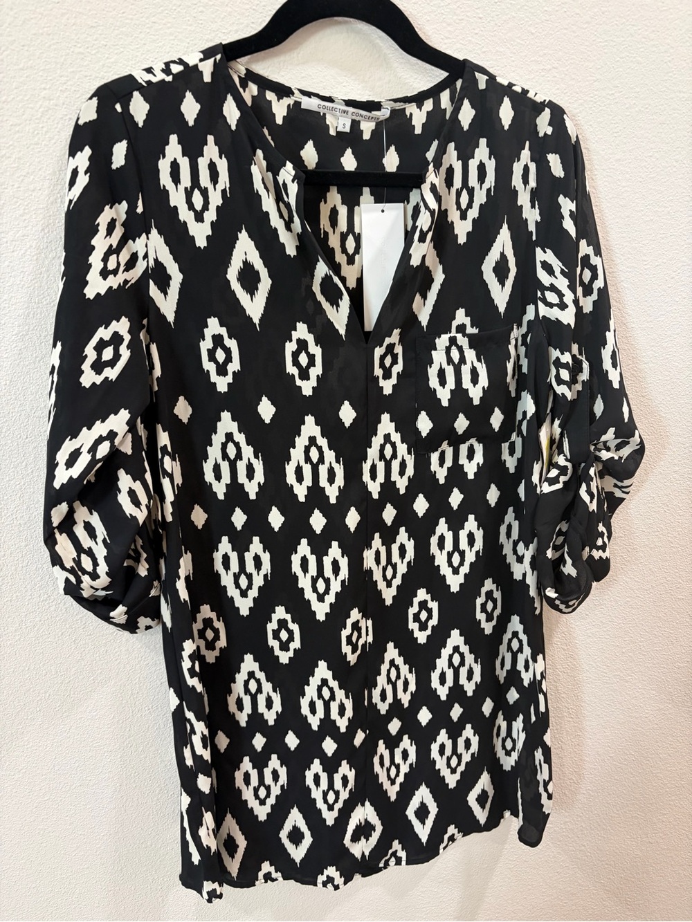 Collective Concepts Black & White Geometric V-Neck Blouse